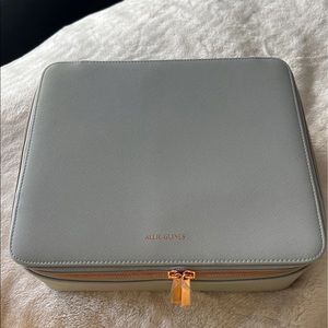 Allie Glines Full bag collection in gray